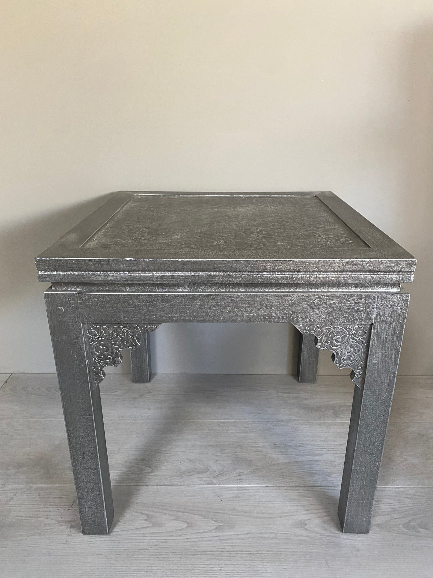 Mesa cuadrada plateada